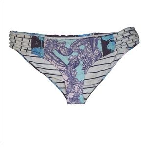 Maaji reversible bikini bottoms no longer sold by
brand! Size medium
